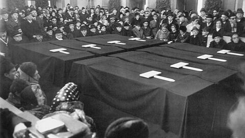 1970: Trauerfeier auf dem Jüdischen Friedhof vor den Särgen mit den Opfern des Attentats auf dem Flughafen Riem und des Brandanschlags auf das Altersheim der Israelitischen Kultusgemeinde.