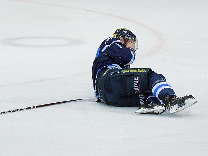 Eishockey-Spieler Jerry D'Amigo liegt auf dem Eis. Foto: Stefan Puchner/dpa/Archivbild