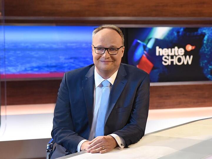 Oliver Welke führt durch die "heute show".