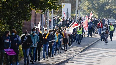 Mitarbeiter der Stadtwerke Kiel demonstrieren.