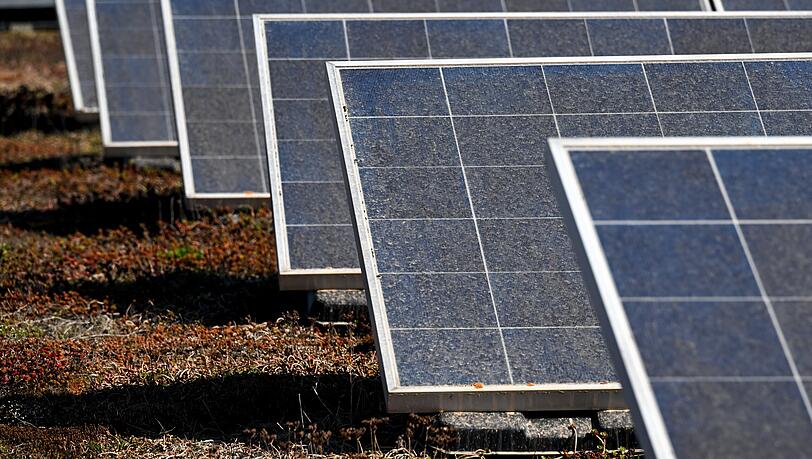 Unter anderem will die EU-Kommission unter anderem Genehmigungsverfahren für erneuerbare Energie-Projekte verkürzen, eine Solardachpflicht einführen und mehr klimafreundlichen Wasserstoff importieren. (Symbolbild)