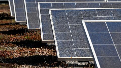Unter anderem will die EU-Kommission unter anderem Genehmigungsverfahren für erneuerbare Energie-Projekte verkürzen, eine Solardachpflicht einführen und mehr klimafreundlichen Wasserstoff importieren. (Symbolbild)