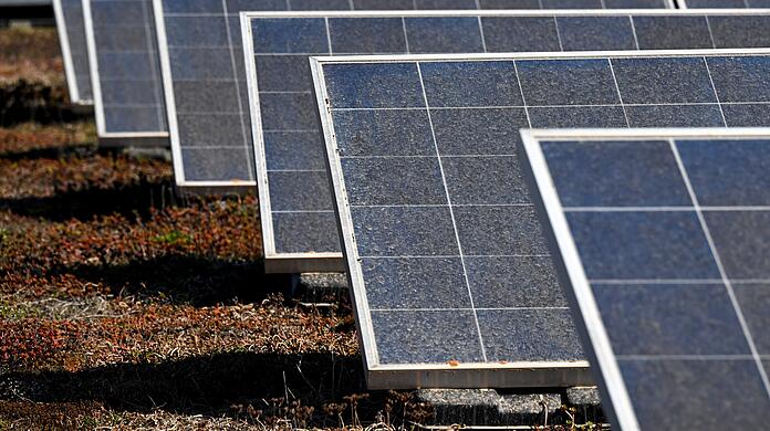 Unter anderem will die EU-Kommission unter anderem Genehmigungsverfahren für erneuerbare Energie-Projekte verkürzen, eine Solardachpflicht einführen und mehr klimafreundlichen Wasserstoff importieren. (Symbolbild)
