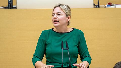 Grünen-Fraktionschefin Katharina Schulze hat die anstehende Rom-Reise von Ministerpräsident Söder scharf kritisiert.