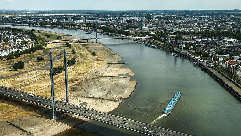 Das Bundesverkehrsministerium soll laut einer Vorlage der Landesverkehrsminister ein Flottenförderprogramm für niedrigwassergeeignete Schiffe vorlegen. Das Bundesverkehrsministerium soll laut einer Vorlage der Landesverkehrsminister ein Flottenförderprogramm für niedrigwassergeeignete Schiffe vorlegen.