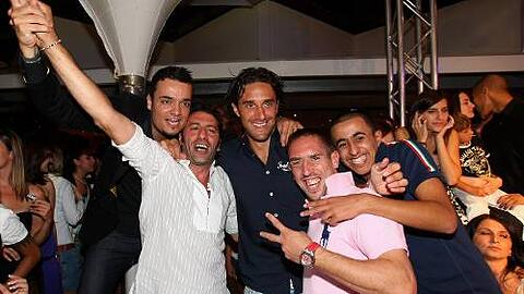 La vita e bella, so schön ist das Leben: Musiker Giovanni Zarrella, H&rsquo;ugo&rsquo;s-Chef Ugo Crocamo, die Bayern-Profis Luca Toni und Franck Ribéry und ein Kumpel (v.l.).