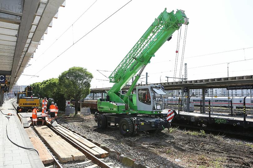 Bauarbeiten auf der Stammstrecke: Wer am Wochenende mitten in München die S-Bahn nehmen will, schaut in die Röhre. Die Bahn baut um. Wir haben uns auf der großen Baustelle mal ein Bild gemacht. Hier gibt's die Fotos...