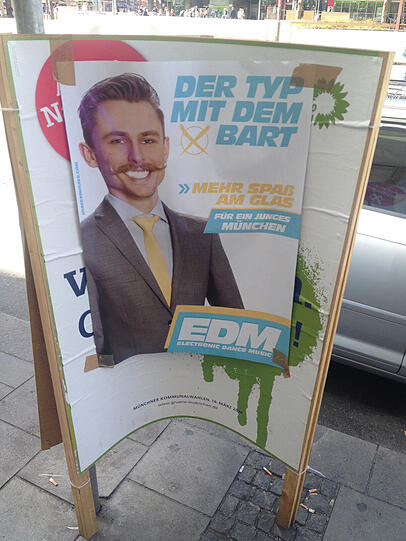 "Der Typ mit dem Bart": Ein umgestyltes Wahlplakat der Grünen am Hauptbahnhof.