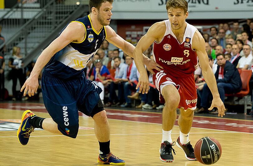 Wiedersehen macht Freude: Spielszene aus dem Playoff-Halbfinale 2014 zwischen dem FC Bayern und EWE Baskets Oldenburg - mit dem Münchner Heiko Schaffartzik (rechts) und dem Oldenburger Chris Kramer.