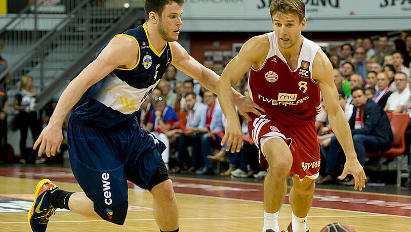 Wiedersehen macht Freude: Spielszene aus dem Playoff-Halbfinale 2014 zwischen dem FC Bayern und EWE Baskets Oldenburg - mit dem Münchner Heiko Schaffartzik (rechts) und dem Oldenburger Chris Kramer. Wiedersehen macht Freude: Spielszene aus dem Playoff-Halbfinale 2014 zwischen dem FC Bayern und EWE Baskets Oldenburg - mit dem Münchner Heiko Schaffartzik (rechts) und dem Oldenburger Chris Kramer.