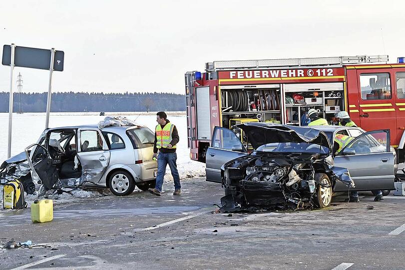 Tödlicher Unfall auf der B13: Nach einem Zusammenstoß starb ein Opel-Fahrer noch im Krankenwagen.