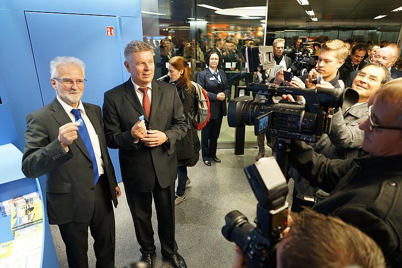 MVG-Chef Herbert König und Oberbürgermeister Dieter Reiter (r.) bei der Eröffnung des neuen Zwischengeschosses am Montag.