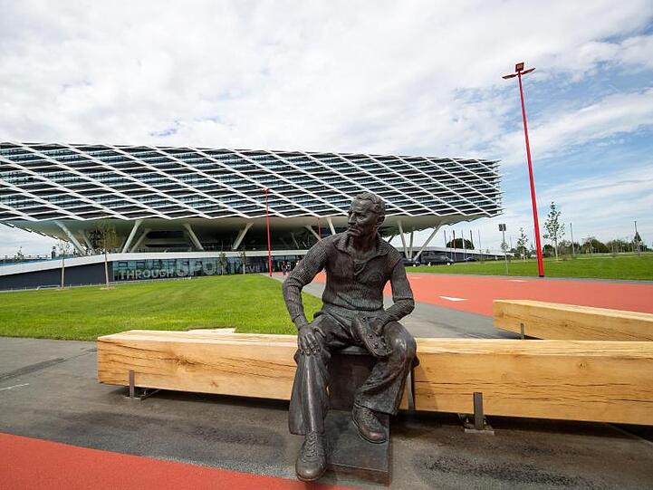 Vor dem neuen Bürogebäude des Sportartikelherstellers adidas steht eine Statue des Gründers Adolf "Adi" Dassler. Foto: Daniel Karmann