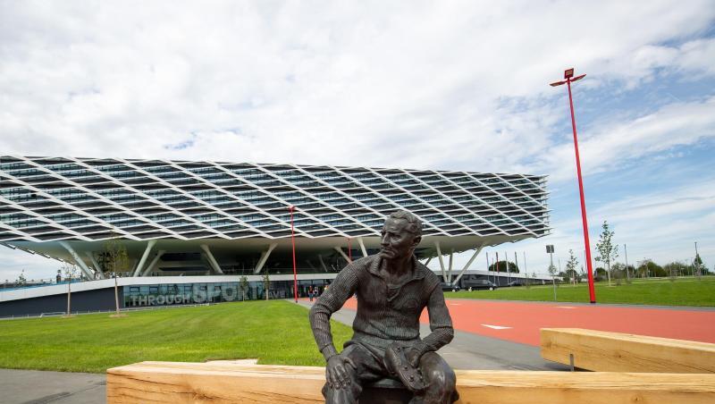 Vor dem neuen Bürogebäude des Sportartikelherstellers adidas steht eine Statue des Gründers Adolf "Adi" Dassler. Foto: Daniel Karmann