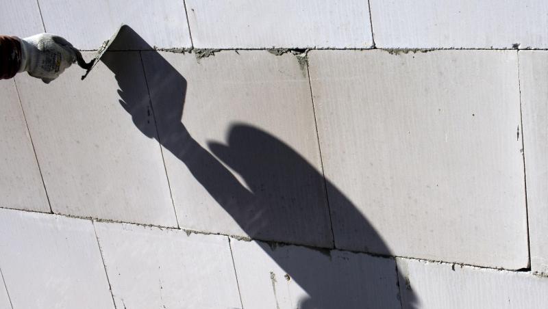 Der Schatten eines Bauarbeiters ist auf einer Baustelle zu sehen. Foto: Jens Büttner/Archiv Der Schatten eines Bauarbeiters ist auf einer Baustelle zu sehen. Foto: Jens Büttner/Archiv