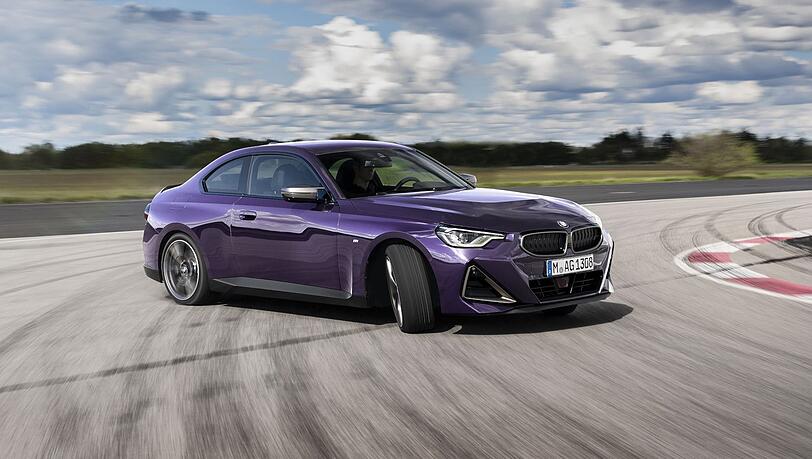 Das neue BMW M240i xDrive Coupé in Thundernight Metallic: Dank heckorientiertem Allradantrieb sind auch feine Drifts möglich. Das neue BMW M240i xDrive Coupé in Thundernight Metallic: Dank heckorientiertem Allradantrieb sind auch feine Drifts möglich.