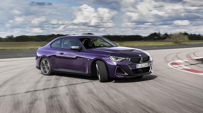 Das neue BMW M240i xDrive Coupé in Thundernight Metallic: Dank heckorientiertem Allradantrieb sind auch feine Drifts möglich.