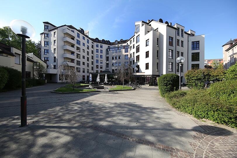 Ruhig: der "Karl Albrecht Hof" mit Durchgang zur Nymphenburger Straße.