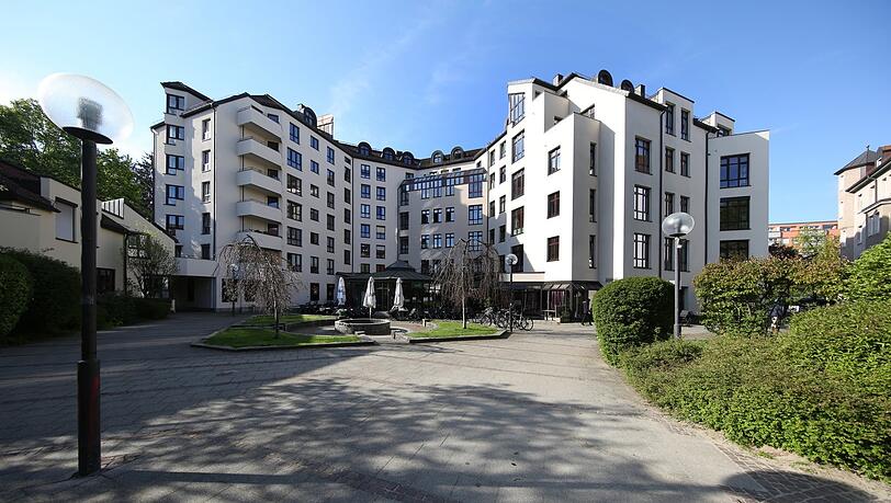 Ruhig: der "Karl Albrecht Hof" mit Durchgang zur Nymphenburger Straße.