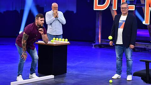 In der ersten Ausgabe von "Du gewinnst hier nicht die Million bei Stefan Raab" trat zunächst Kandidat Oliver Buse (v.l.) gegen Stefan Raab unter den Augen von Elton an. Die Show läuft mittwochs ab 20.10 Uhr bei RTL+.