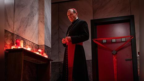 Ralph Fiennes verkörpert in "Konklave" Kardinal Lawrence.