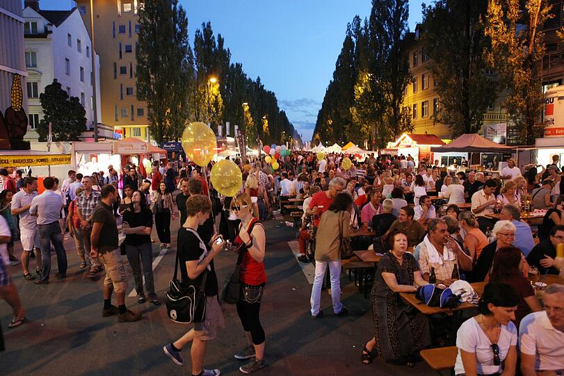 Rund 300.000 Menschen haben am Wochenende das Münchner Streetlife-Festival besucht. Bei sonnigem Wetter nahmen sie die für den Verkehr gesperrten Ludwig- und Leopoldstraßen in Besitz. Die Bilder vom Festival.