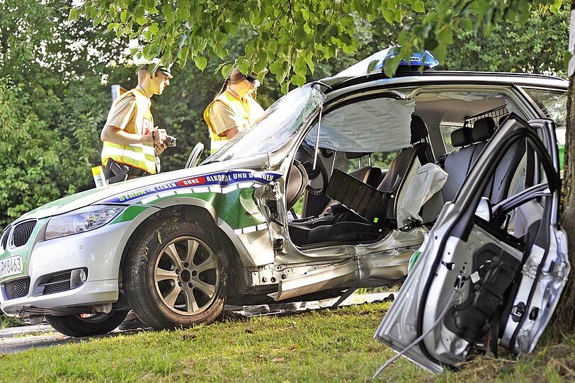 Der Einsatzwagen ist ganz schön verbeult: In Taufkirchen kam es zu einem Unfall