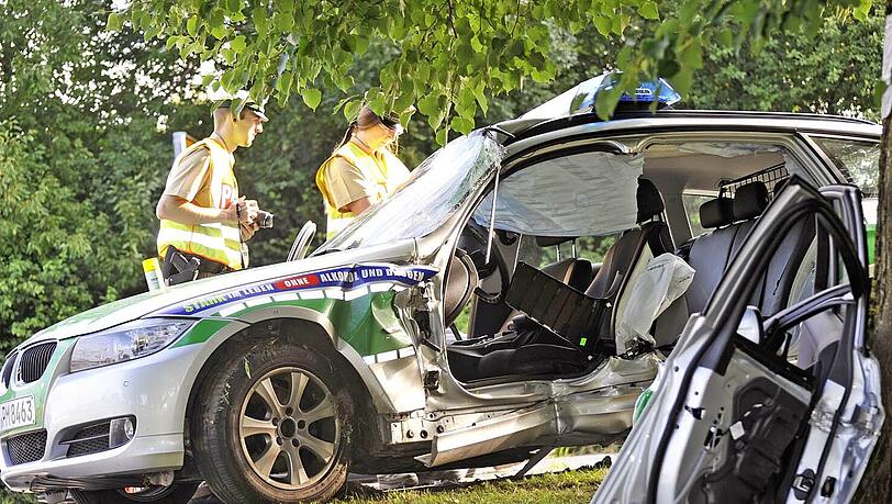Der Einsatzwagen ist ganz schön verbeult: In Taufkirchen kam es zu einem Unfall Der Einsatzwagen ist ganz schön verbeult: In Taufkirchen kam es zu einem Unfall