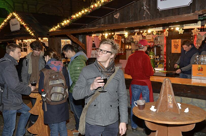 Name: Glühbier
Stand: Weihnachtsbierstand, Residenz
Preis: 3,50 Euro
Menge: 0,2 Liter
Sterne: 1/5

FAZIT: Sorry. Das Zeug geht gar nicht. Abgesehen davon, dass es wie Benzin riecht, schmeckt es auch sehr beißend. Mit viel Fantasie schmecke ich Kirscharoma. Nach zwei Schluck gebe ich auf.