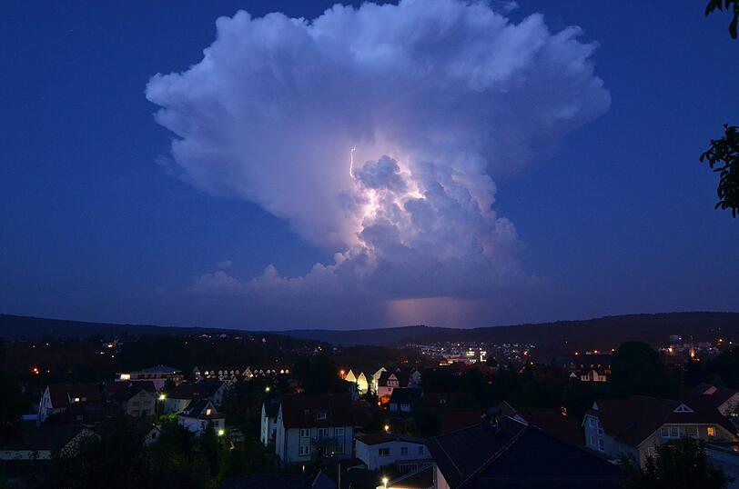 Eine Gewitterwolke schwebt am Abend des 19.06.2013 über Melsungen (Hessen).