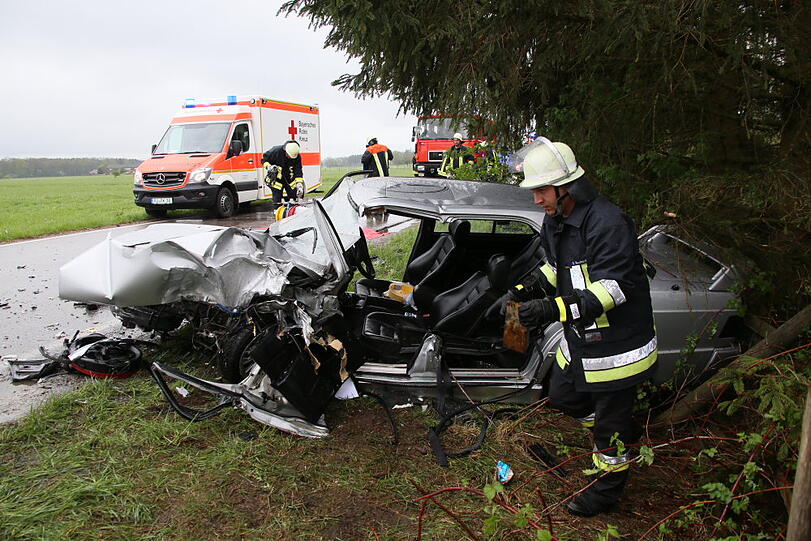 Mit voller Wucht krachten der Mercedes und der VW-Kastenwagen zusammen. Mindestens eine Person wurde bei dem Unfall schwer verletzt.
