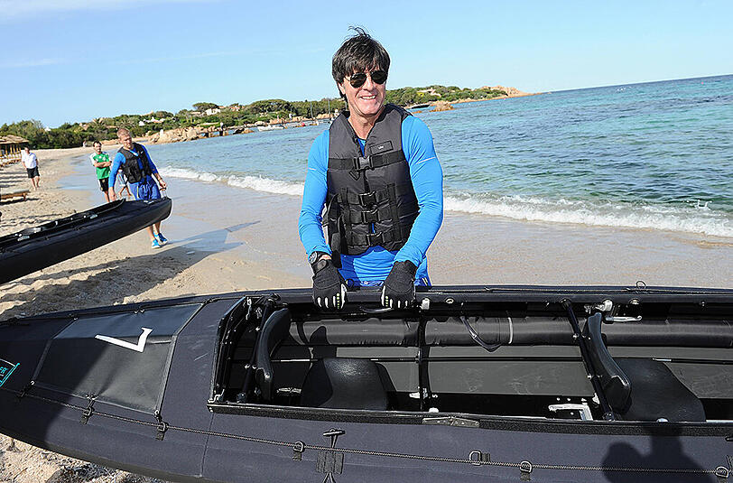 und Bundestrainer JOGI LÖW (hier mit der Nationalmannschaft auf Sardinien).