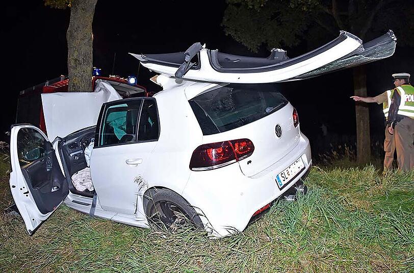 DEr Golf kam von links von der Fahrbahn ab und prallte gegen einen Baum.