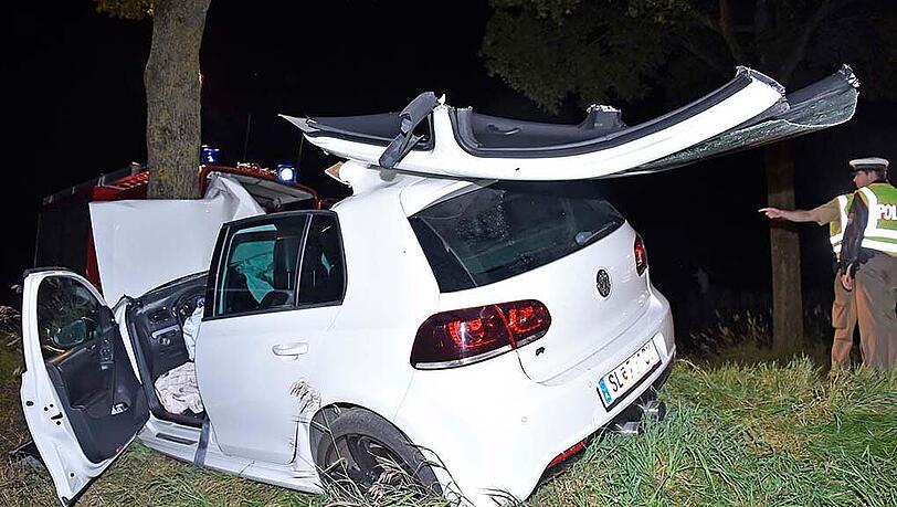 DEr Golf kam von links von der Fahrbahn ab und prallte gegen einen Baum. DEr Golf kam von links von der Fahrbahn ab und prallte gegen einen Baum.