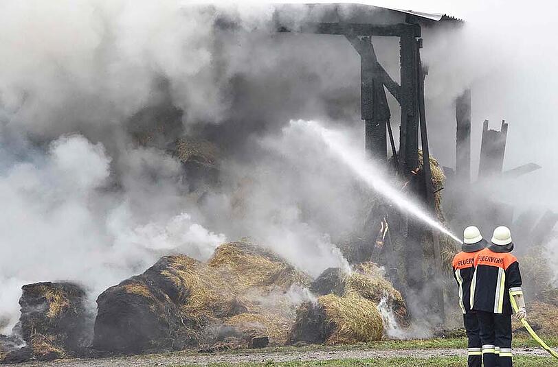 Der Feuerwehreinsatz in Weichs dauerte mehrere Stunden lang an. Eine Lagerhalle mit Strohballen brannte beinahe komplett ab. Die Bilder.