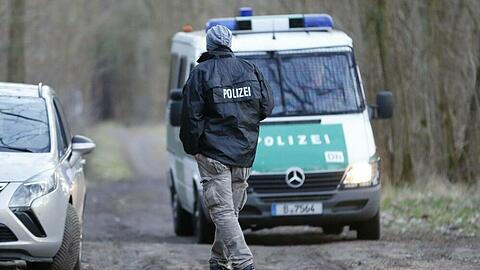 Ein bewegendes Bild aus dem März: Polizisten suchen nach der vermissten Rebecca