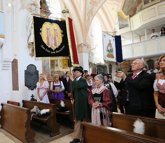 Filser-Fahnenweihe in der Heilig-Kreuz-Kirche in Forstenried. Die Bilder.