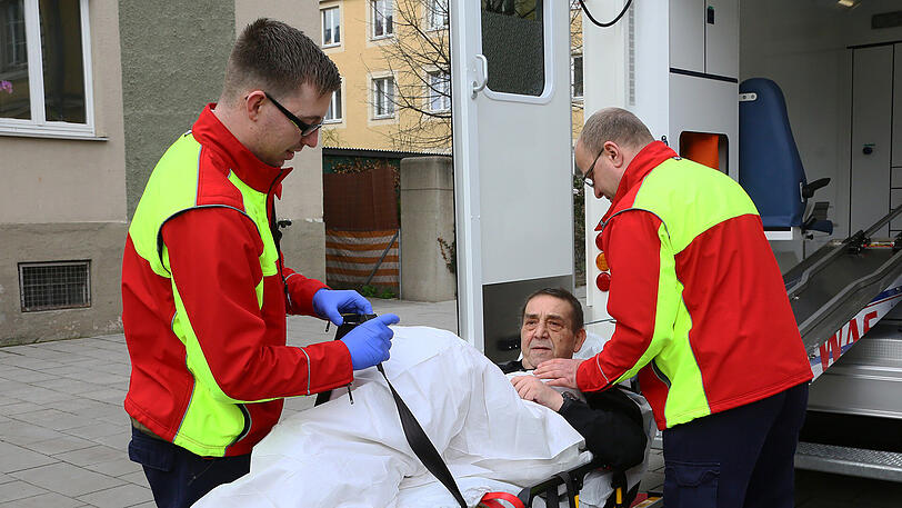 Alfred Knauseder wird von Sanitätern abgeholt. Der 63-Jährige ist krank und muss deshalb im Liegen im Sanka abtransportiert werden.