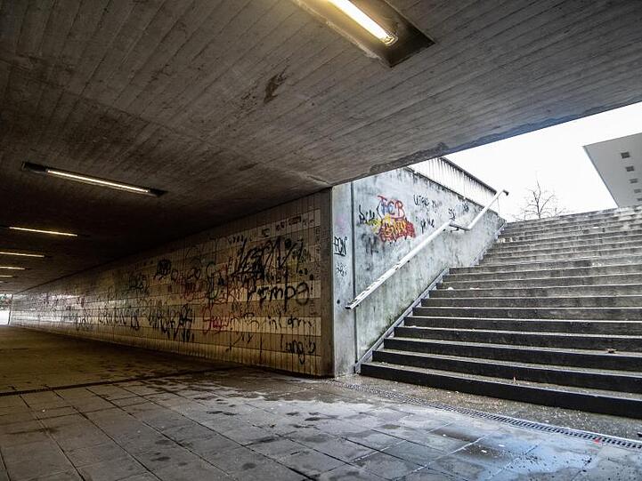 Straßenunterführung nahe dem Amberger Bahnhof: Vier junge Asylbewerber haben in der oberpfälzischen Stadt wahllos Passanten geschlagen und damit eine Debatte über straffällige Flüchtlinge ausgelöst.
