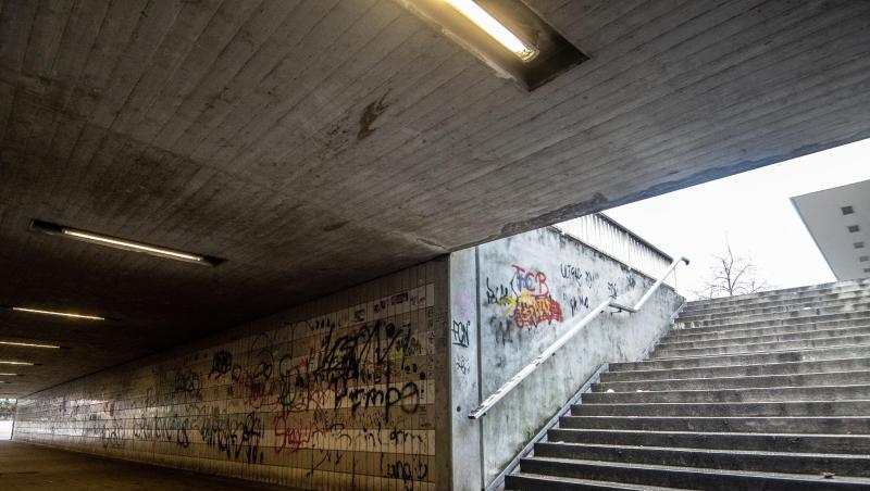Straßenunterführung nahe dem Amberger Bahnhof: Vier junge Asylbewerber haben in der oberpfälzischen Stadt wahllos Passanten geschlagen und damit eine Debatte über straffällige Flüchtlinge ausgelöst. Straßenunterführung nahe dem Amberger Bahnhof: Vier junge Asylbewerber haben in der oberpfälzischen Stadt wahllos Passanten geschlagen und damit eine Debatte über straffällige Flüchtlinge ausgelöst.