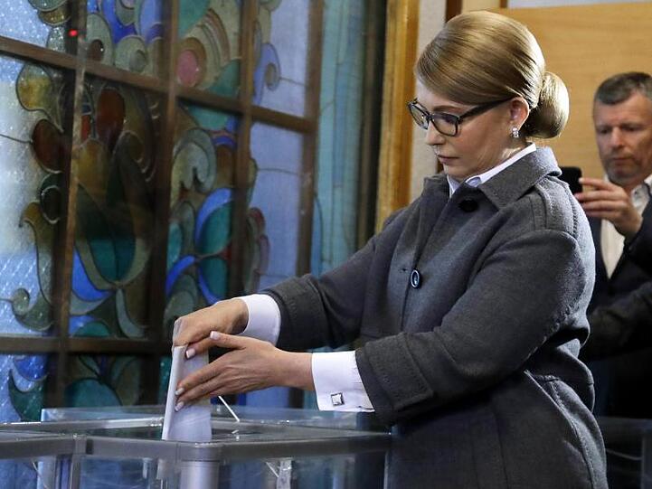 Die ehemalige Ministerpräsidentin Julia Timoschenko wirft ihren Stimmzettel in eine Wahlurne.