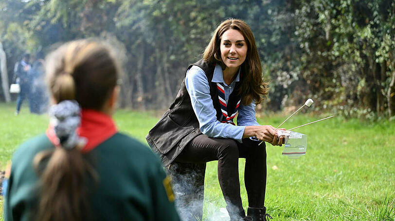 Herzogin Kate am Lagerfeuer der Pfadfinder im Nordwesten Londons.