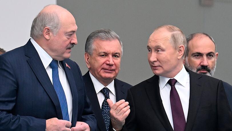 Alexander Lukaschenko spricht mit Wladimir Putin.