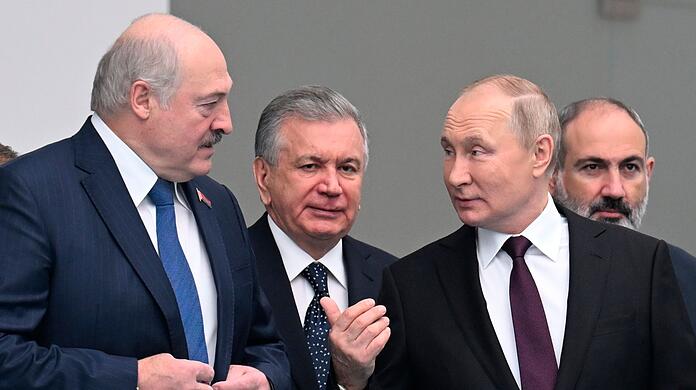 Alexander Lukaschenko spricht mit Wladimir Putin.