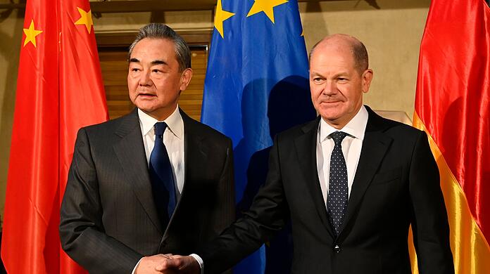 Chinas oberster Außenpolitiker Wang Yi (l.) und Bundeskanzler Olaf Scholz trafen sich am Rande der Münchner Sicherheitskonferenz.
