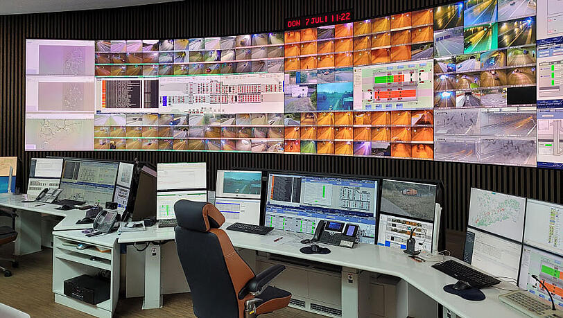 Rund um die Uhr haben die Tunnelleitzentralen die Sicherheit der Anlagen im Blick. Rund um die Uhr haben die Tunnelleitzentralen die Sicherheit der Anlagen im Blick.