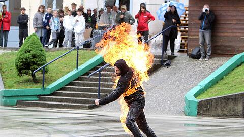 Stuntleute springen für die großen Stars sprichwörtlich durchs Feuer.