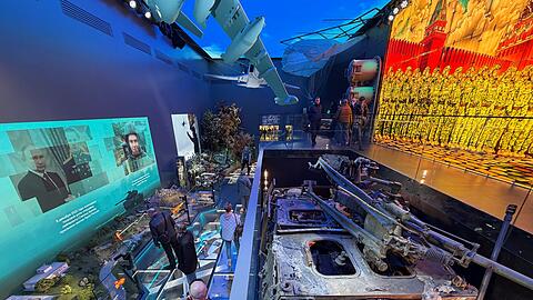 Mit Ausstellungen zum Angriffskrieg gegen die Ukraine will Russlands Machtapparat auch Akzeptanz schaffen f&uuml;r die Soldaten, die wieder in die Gesellschaft zur&uuml;ckkehren.