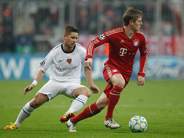 TONI KROOS - NOTE 2:
Freundet sich langsam an mit der etwas defensiveren Position. Zog das Bayern-Spiel klug auf - und ließ die Offensivkünnstler einfach laufen und ballern.