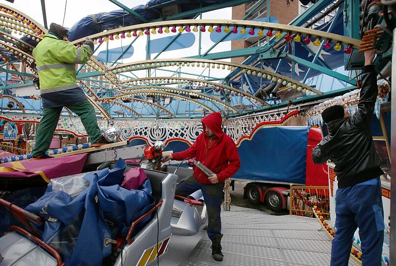 Auf dem Weihnachtsmarkt in Rostock hat das Riesenrad im oberen Bereich keine Gondeln mehr, sie wurden vorsorglich demontiert. Der größte Weihnachtsmarkt Norddeutschlands bleibt am Donnerstag wegen "Xaver" geschlossen.